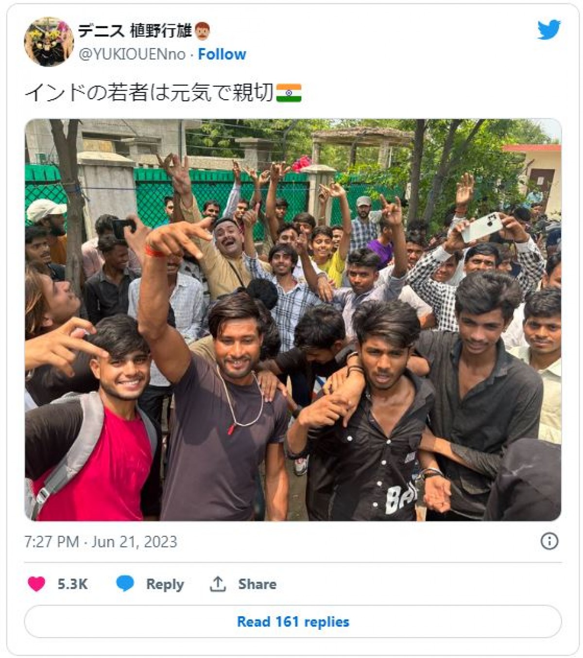 “ハーフ芸人”デニス植野、訪れたインドに溶け込みすぎていると話題