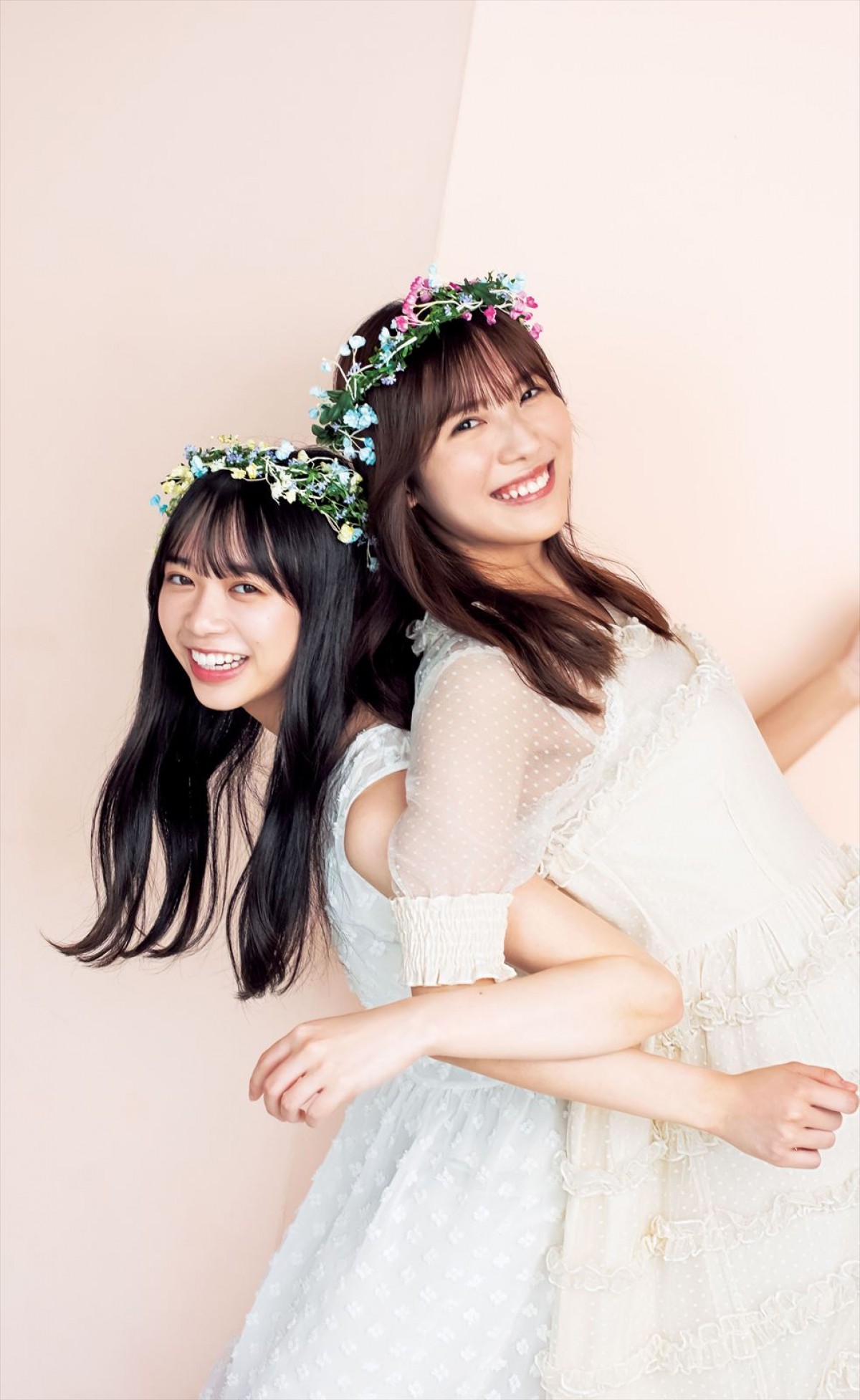 日向坂46・森本茉莉＆山口陽世、赤と黒のワンピースでペアグラビア披露