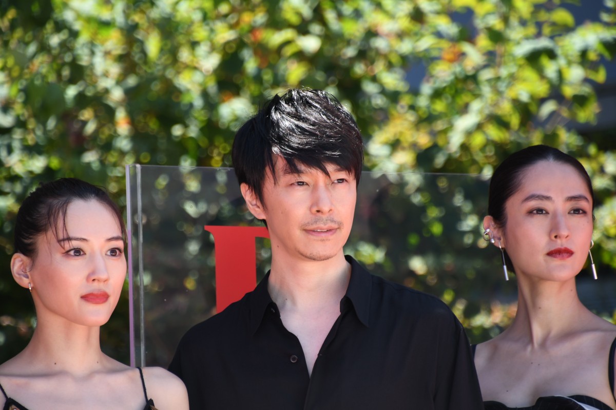 綾瀬はるか、ドレス姿でクラシックカーに乗り銀座に登場　歓声に笑顔