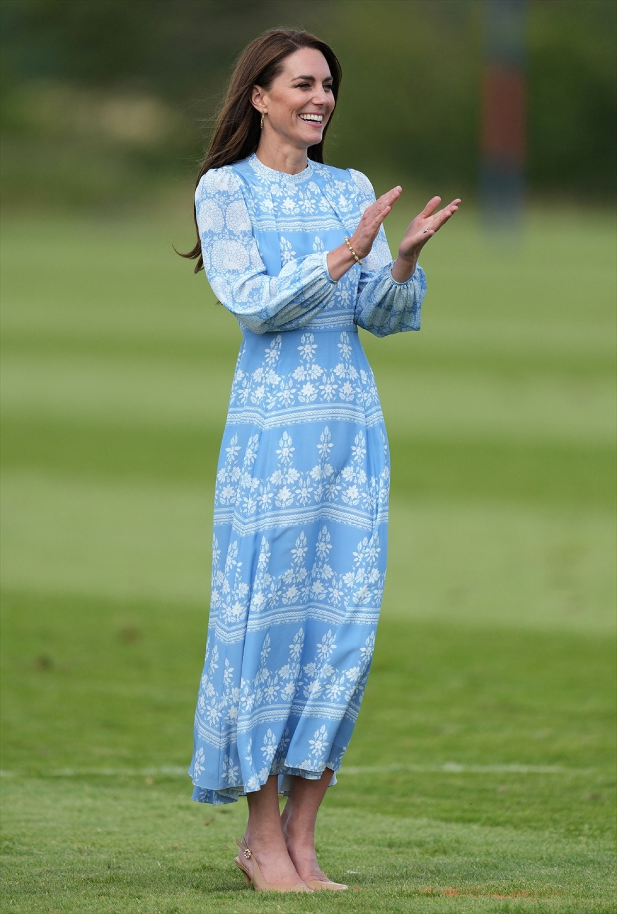 英キャサリン妃、ポロの試合で勝利したウィリアム皇太子をキスでお祝い