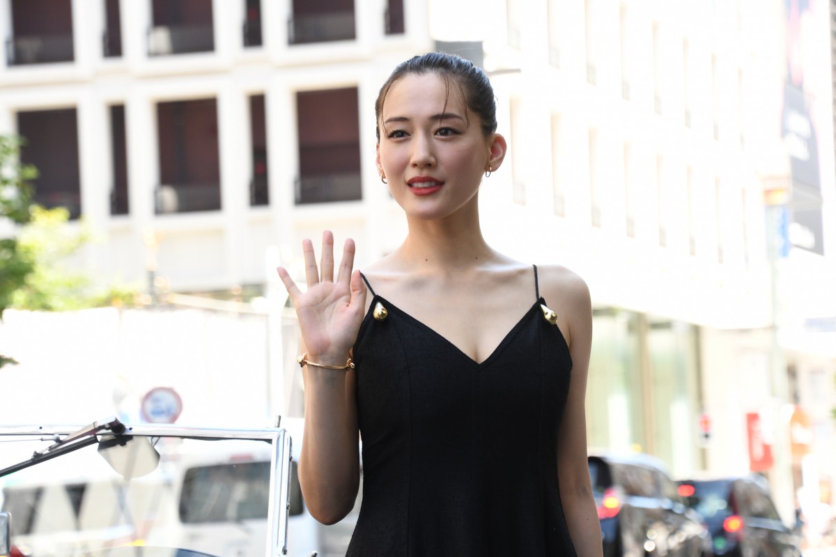 「息をのむ美しさ」「美しいが過ぎる」 綾瀬はるか、黒のロングドレス姿に絶賛の声　颯爽と銀座に登場