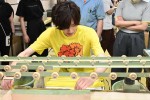 『24時間テレビ46』スペシャルドラマ「虹色のチョーク　知的障がい者と歩んだ町工場のキセキ」道枝駿佑、原作のモデルとなった日本理化学工業の工場を訪れる