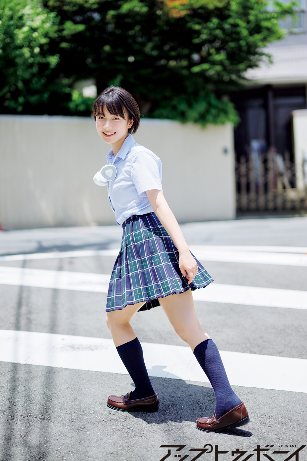 『最高の教師』で話題の藤崎ゆみあ、制服にワンピ姿、等身大の笑顔も収めたグラビア