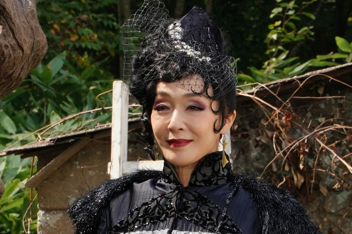 橋本環奈、新木優子、岩田剛典の新カット、豪華ドレス姿の桐谷美玲、山本美月らも！　『赤ずきん、旅の途中で死体と出会う。』場面写真