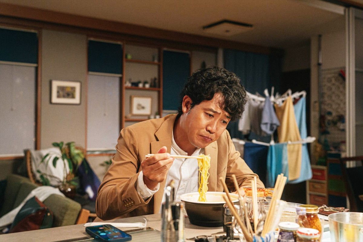 大泉洋がタジタジ顔！　映画『こんにちは、母さん』、会社に娘に母に翻弄され続ける“昭夫”大泉の新カット到着