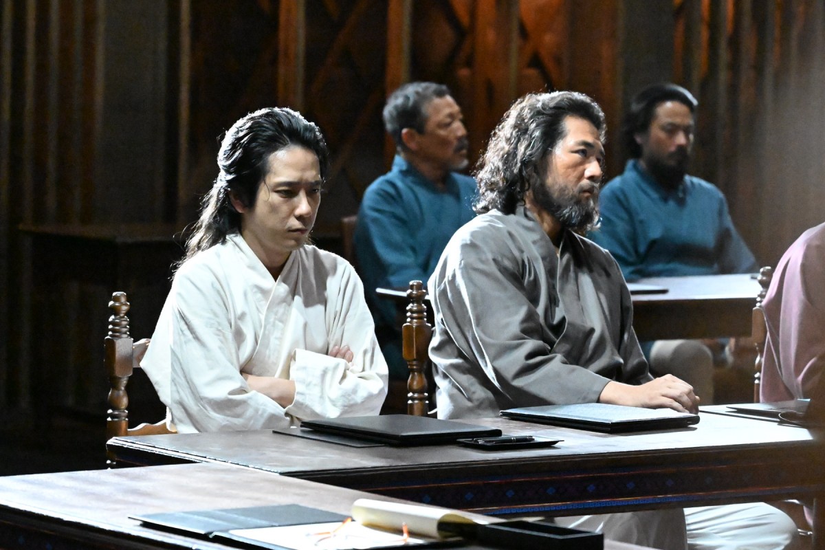 『VIVANT』二宮和也、拷問中にスマホ操作　視聴者ツッコミ「パズドラしてる？」