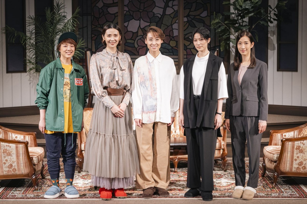 舞台『THE MONEY ‐薪巻満奇のソウサク‐』場面写真 (左から)澄風なぎ、緒月遠麻、寿つかさ、七海ひろき、伶美うらら