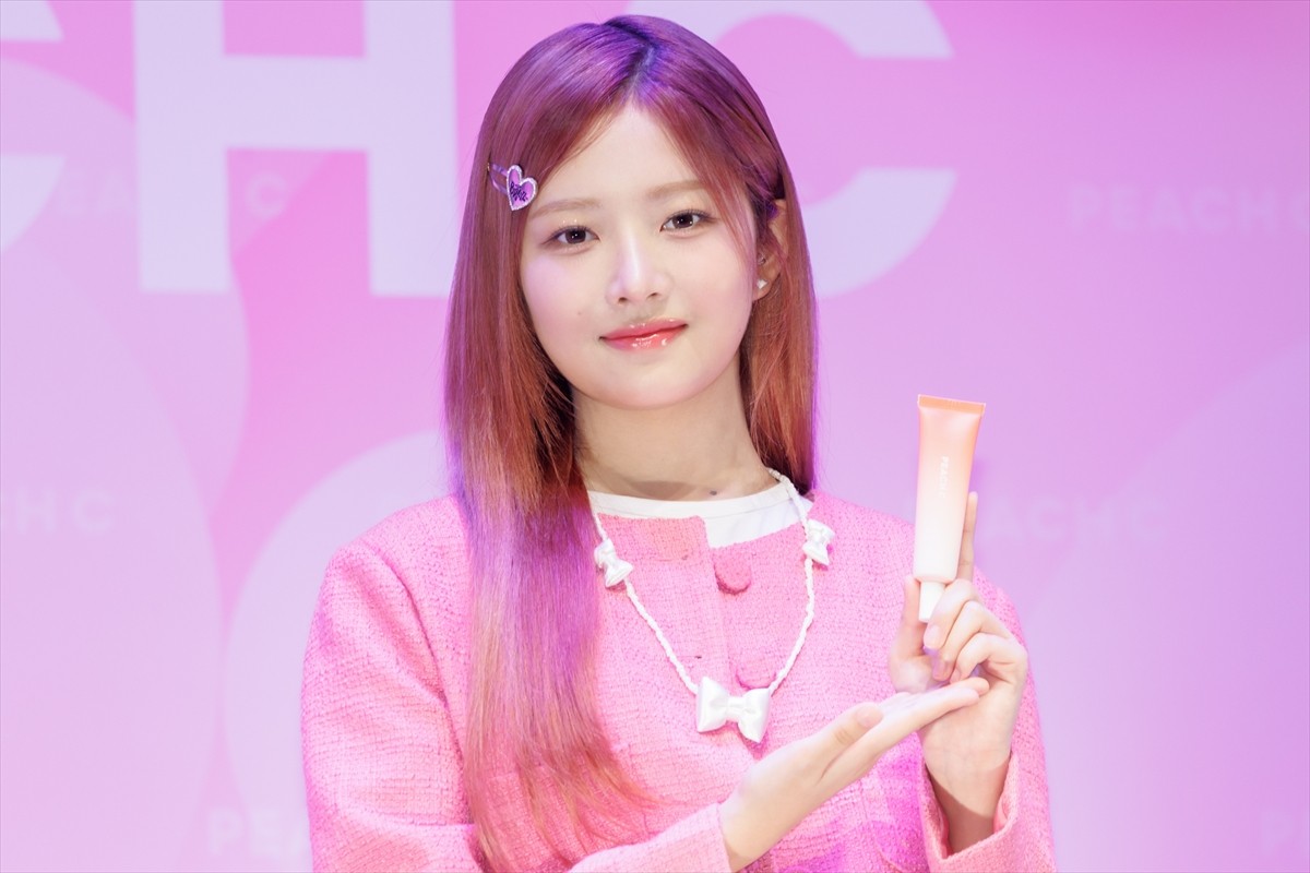IVE・REI、“桃コーデ”でイベント登壇　3ヵ月ぶりの来日に「すごくうれしい気持ち」