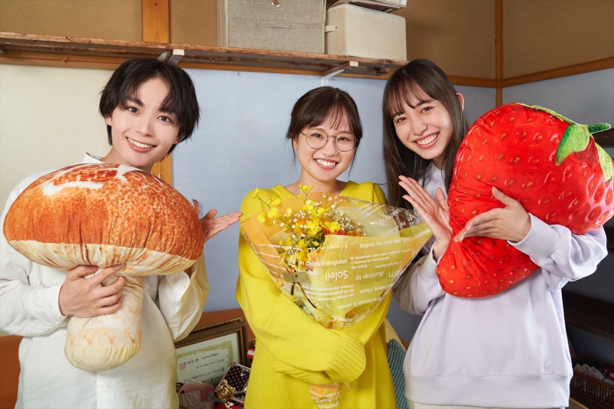 ドラマ『紅さすライフ』よりクランクアップを迎えた森迫永依(写真中)、森迫を囲む大西流星、井桁弘恵