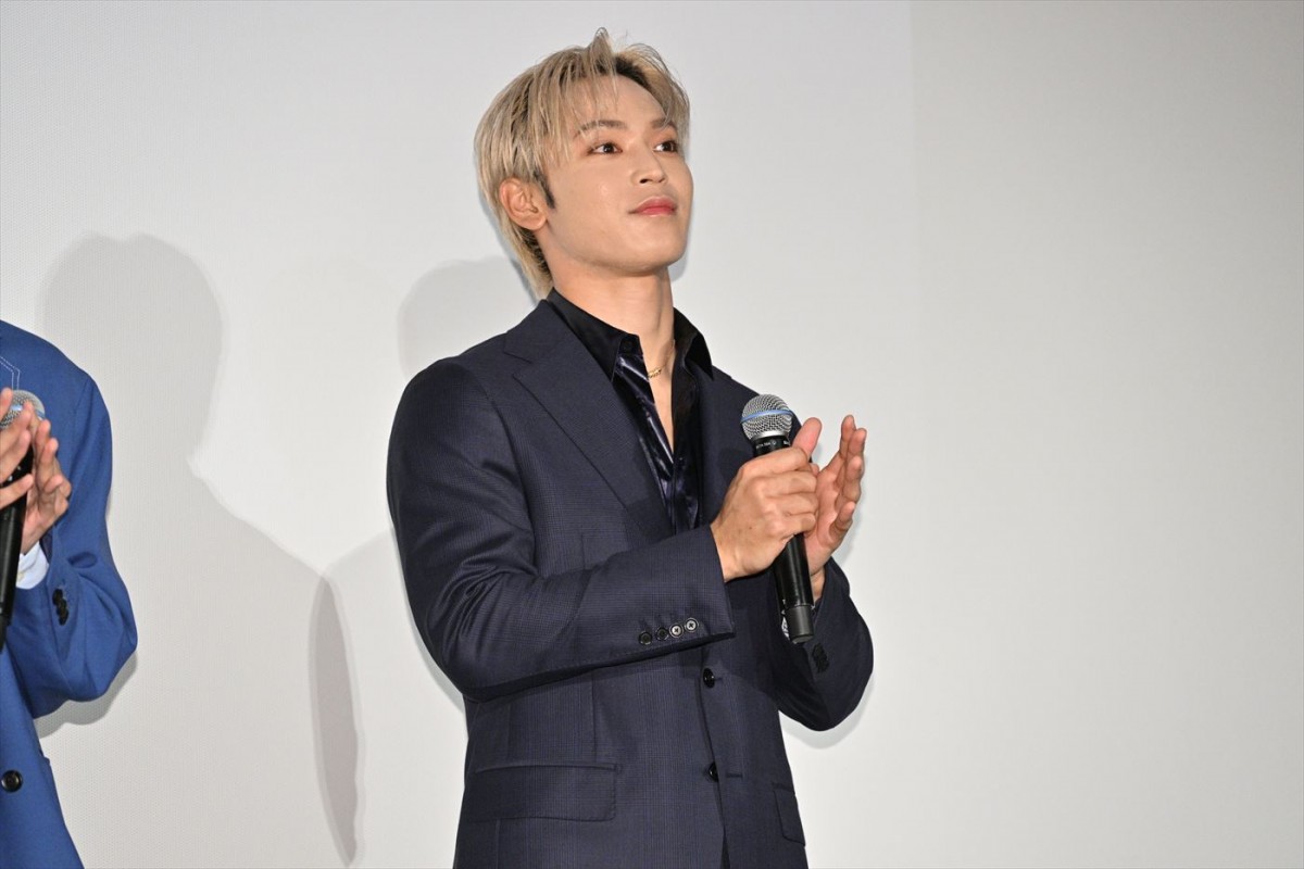 JO1、『夜きみ』舞台あいさつに勢ぞろい！　「普通の恋愛映画を超える魅力がある」
