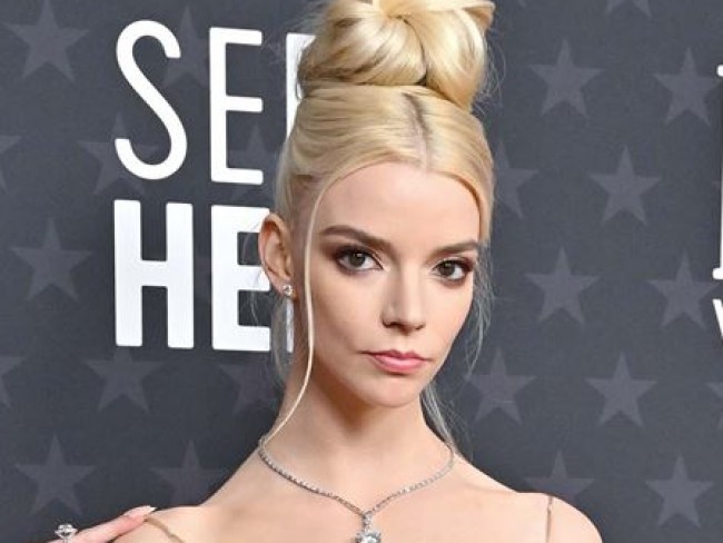 アニャ・テイラー=ジョイ、バスルームでの写真をシェア