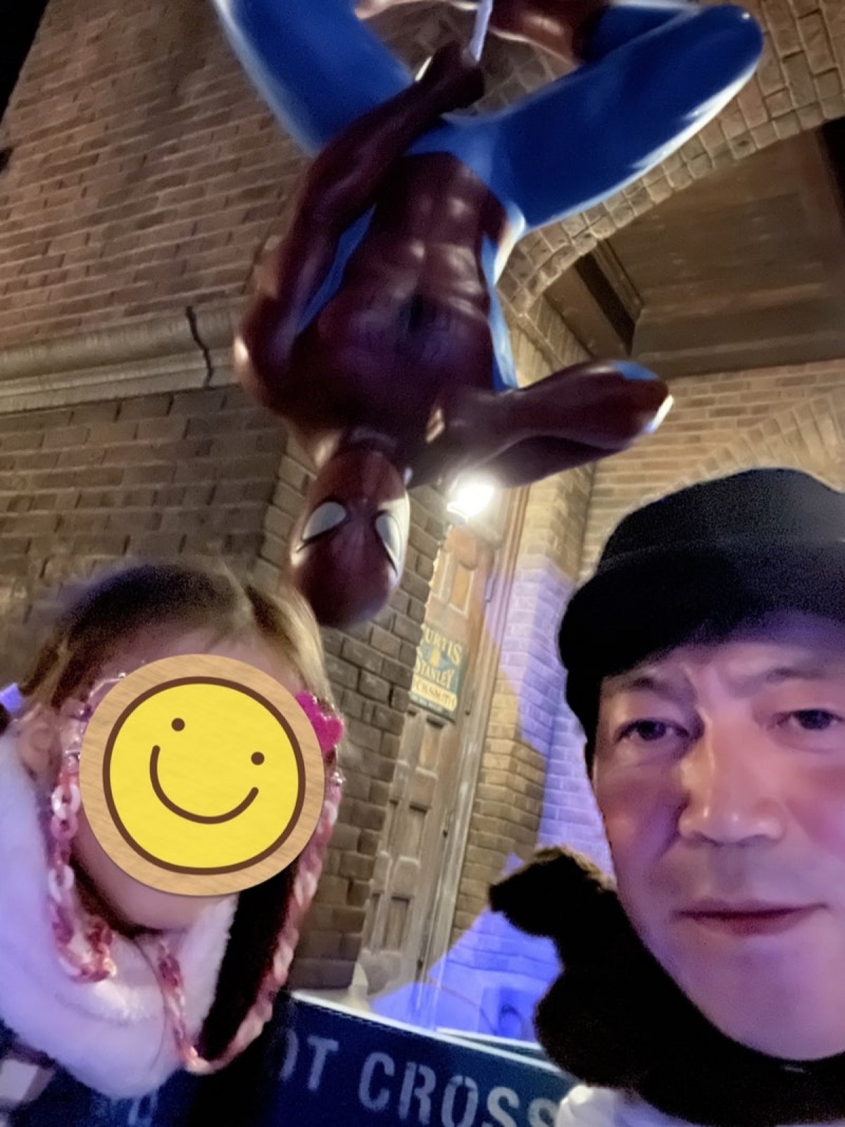 東貴博、USJで8歳長女との"ラブラブ親子ショット"披露「嬉しそうなおっさんの顔」