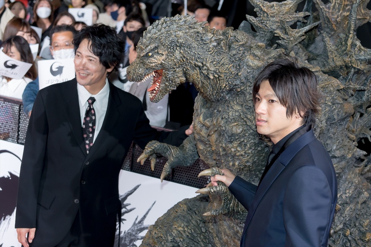 神木隆之介＆浜辺美波、歌舞伎町のレッドカーペットに降臨　“巨大ゴジラトラック”も登場