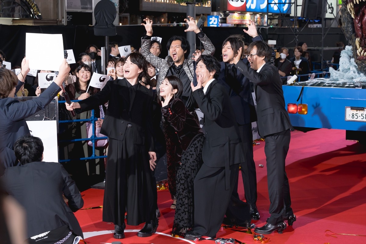 神木隆之介＆浜辺美波、歌舞伎町のレッドカーペットに降臨　“巨大ゴジラトラック”も登場