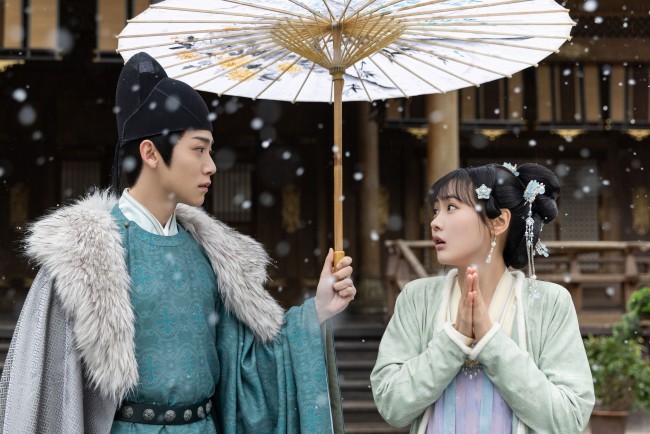 『花令嬢の華麗なる計画』裴済懐役のリー・チンと鳶尾役のジャン・シンイー