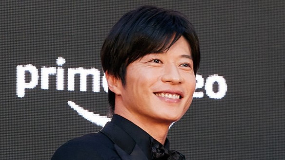 田中圭、黒の蝶ネクタイ姿でレッドカーペットへ！ 『OZU』の見どころを