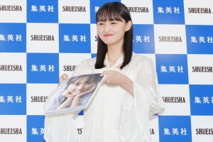 乃木坂46・遠藤さくら、1st写真集『可憐』発売記念会見に登場