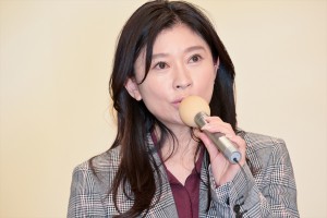 篠原涼子、ドラマ8『ハイエナ』記者会見に登場