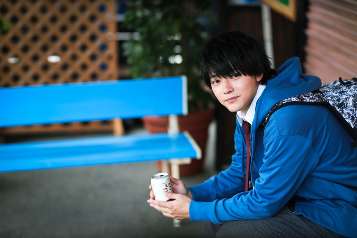 日向坂46・齊藤京子主演『泥濘の食卓』場面写真公開！　主題歌は「ヘッドフォンの中の世界」の新曲に