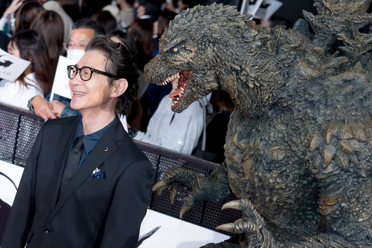 神木隆之介＆浜辺美波、歌舞伎町のレッドカーペットに降臨　“巨大ゴジラトラック”も登場