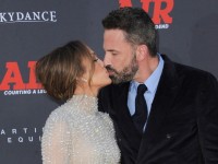 ベン・アフレックとジェニファー・ロペス、友人の誕生日パーティーでデート