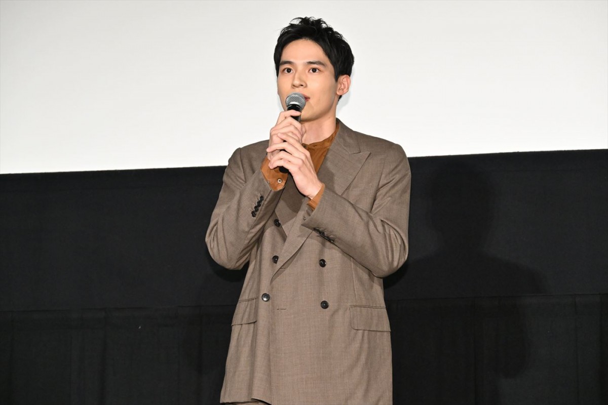 福原遥が思い出し泣き、水上恒司が福山雅治による主題歌に感動　『あの花が咲く丘で、また君と出会えたら。』ビハインド映像