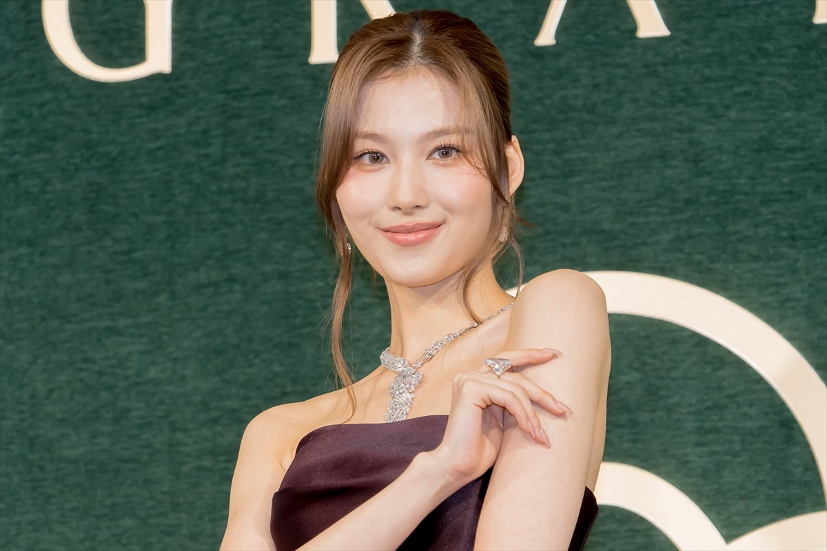TWICE・SANA、総額50億円のジュエリーを身にまとい登場「自信があふれてくる」