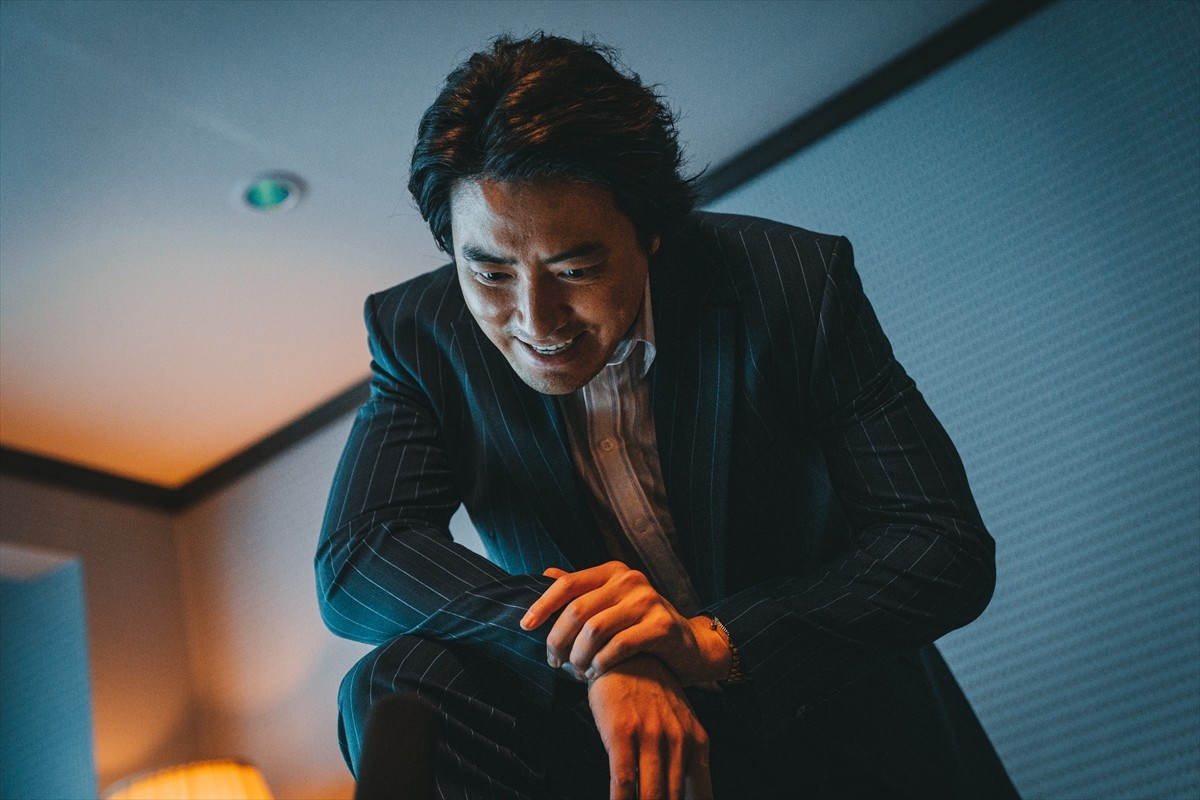 國村隼68歳のバースデー！　マ・ドンソクたっての依頼で出演の『犯罪都市 NO WAY OUT』場面写真解禁