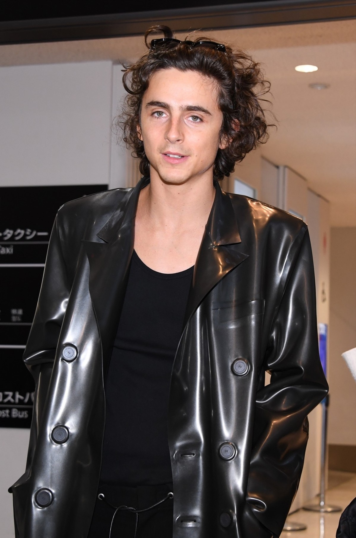 ティモシー・シャラメ、初来日！　「日本に来られて夢が叶った」”神対応“に空港が大熱狂