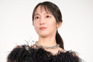 吉岡里帆、映画『怪物の木こり』公開記念舞台挨拶に登場
