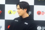 「東京コミックコンベンション 2023」で囲み取材に応じた新田真剣佑