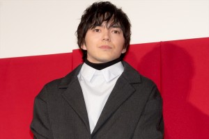 林遣都、映画『隣人X -疑惑の彼女-』公開記念舞台挨拶に登場