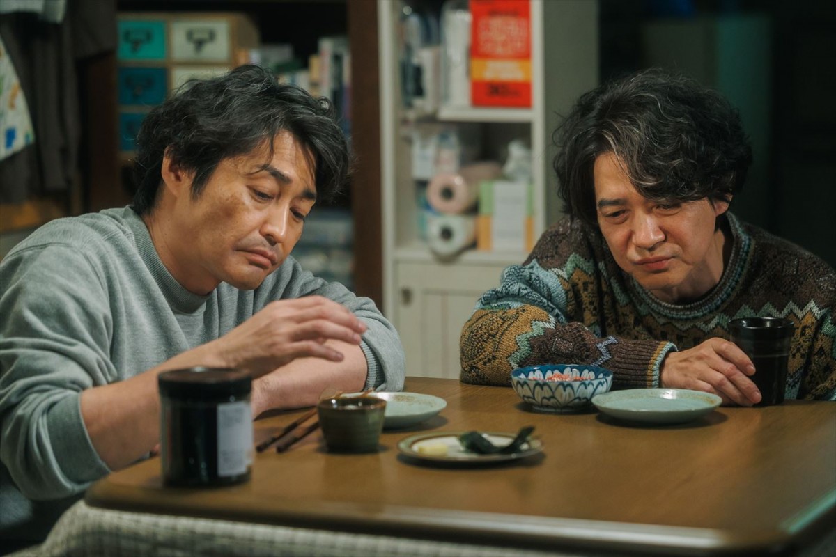 安田顕、『コタツがない家』“悠作”吉岡秀隆の親友役で登場！　『俺の話は長い』で夫婦役を演じた小池栄子もコメント