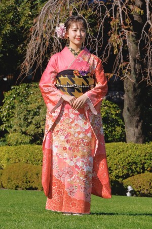 ギュナイ滝美、「オスカープロモーション 2024年新春 晴れ着撮影会」に登場