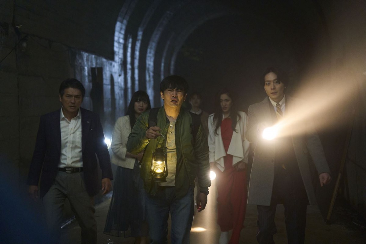 劇団ひとり、高橋克典ら共演『劇場版 マーダー★ミステリー』、出演陣の即興劇での内面を表現したポスター解禁　場面写真も到着