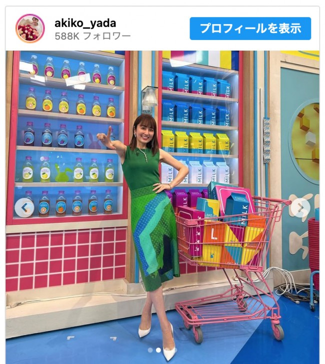 矢田亜希子、笑顔で“ラヴィット！ポーズ”　※「矢田亜希子」インスタグラム