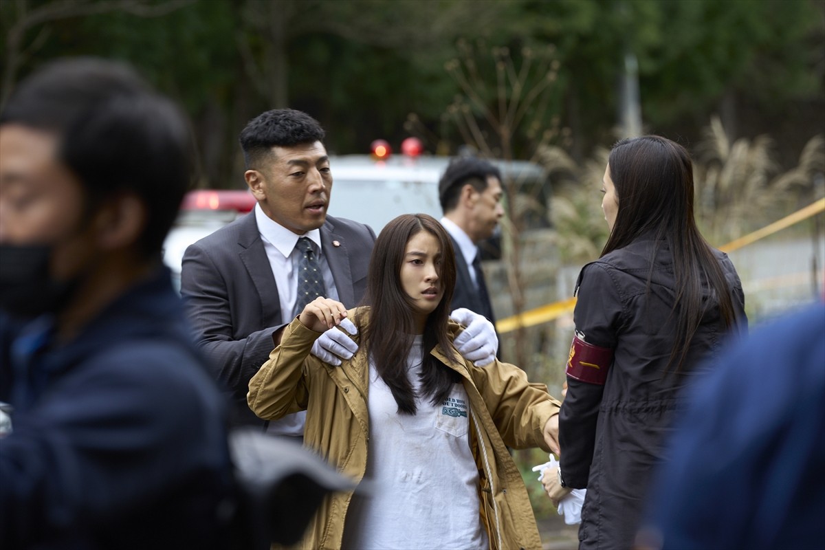 Snow Man・佐久間大介＆金子ノブアキの“表と裏”の顔が土屋太鳳の背後に！　映画『マッチング』メインビジュアル＆場面写真到着