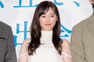 福原遥、映画『あの花が咲く丘で、君とまた出会えたら。』初日舞台挨拶に登場