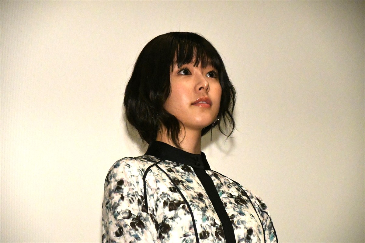 唐田えりか、“芋ちゃん、唐ちゃん”の仲の芋生悠から「陽気キャラ」を明かされ照れ笑い