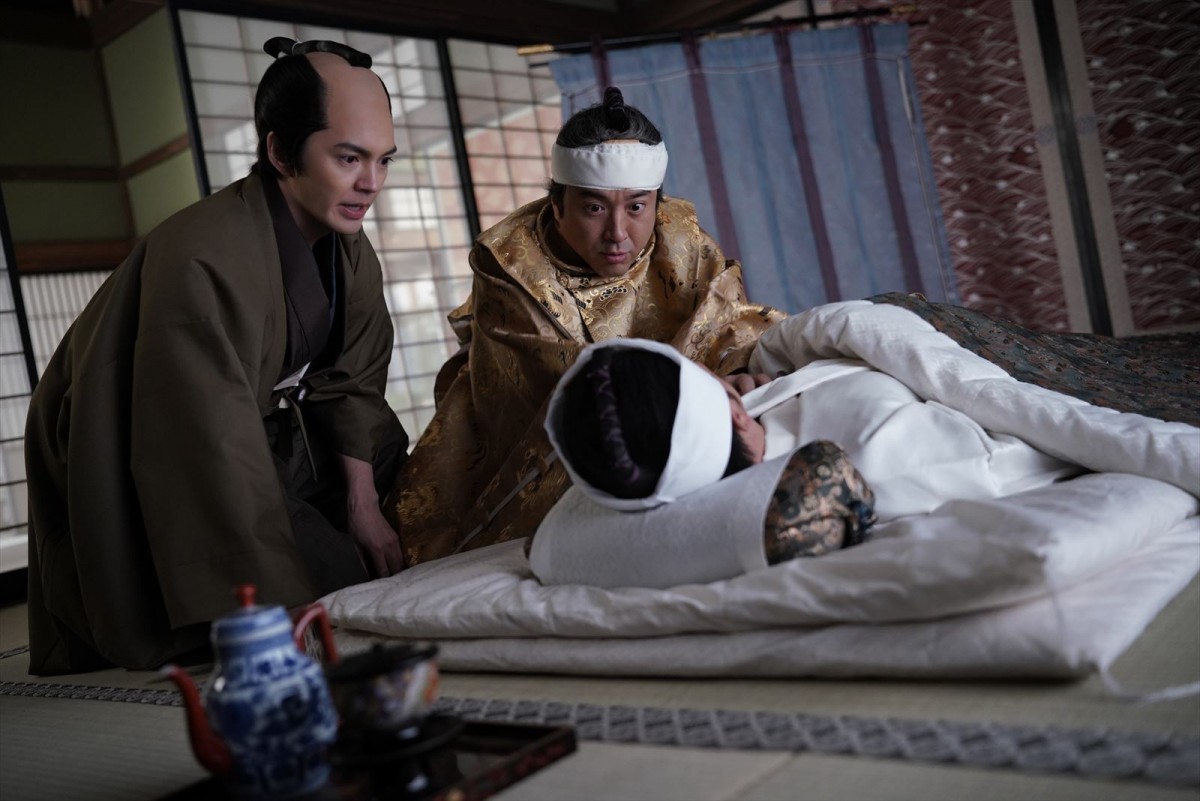 “吉良”ムロツヨシの百面相に眉の繋がった“将軍様”北村一輝も！　『身代わり忠臣蔵』場面写真が一挙公開