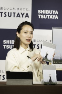 戸田恵梨香がトークエッセイ集『彼女』の発売を記念し、自身初のオンライントークイベントに登場