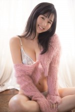 【写真】窓際で肉体美を披露するくりえみ