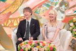 【写真】サンリオキャラと一緒に記念撮影する富山のアツアツ夫婦