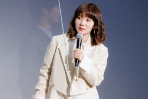 松岡茉優、映画『スクロール』完成披露舞台挨拶に登場