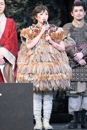 華優希、舞台『キングダム』帝劇公演千穐楽 達成記念会見に登場