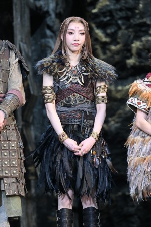 美弥るりか、舞台『キングダム』帝劇公演千穐楽 達成記念会見に登場