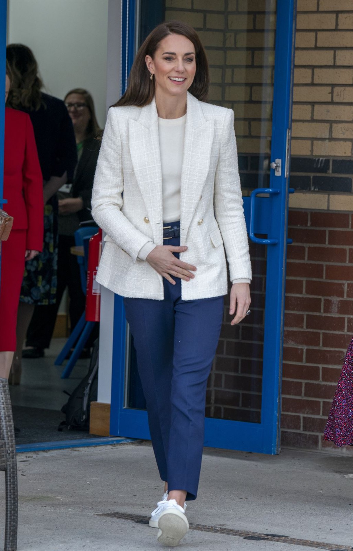 英王室キャサリン妃、ザラのジャケット姿で学校訪問　タイヤを引くエクササイズに挑戦