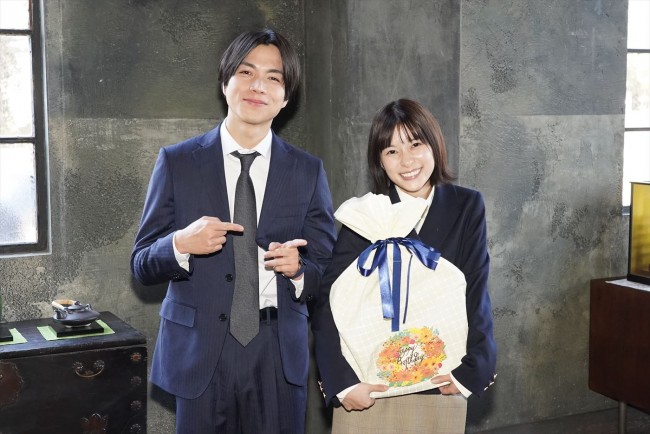 ドラマ『それってパクリじゃないですか?』より、番組からのサプライズプレゼントを贈った重岡大毅、26歳の誕生日を迎えた芳根京子