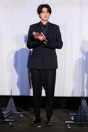 鈴鹿央士、映画『ロストケア』完成披露舞台挨拶に登場