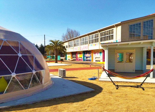 千葉に“廃校をリノベーションしたグランピング施設”誕生へ！　北欧風バレルサウナも